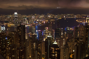 Fototapeta na wymiar Nocny widok na wyspie Hong Kong z Victoria Peak