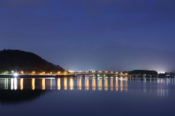 Fototapeta premium Lake Kawaguchiko at night with mount Fuji background, Japan
