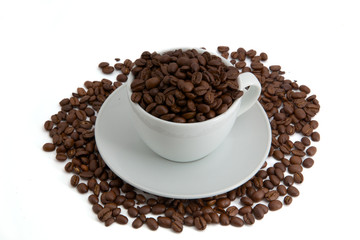 Kaffetasse mit Kaffeebohnen Draufsicht