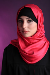 Naklejka premium Beautiful muslim arabic woman on dark color background