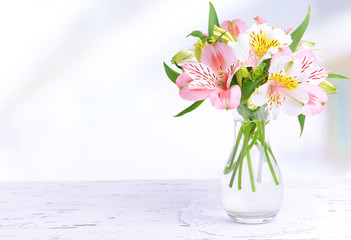 Obraz premium Alstroemeria flowers in vase on table on light background