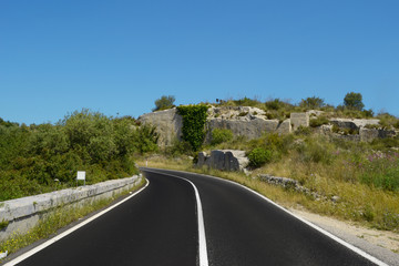 Strada asfaltata con rocce