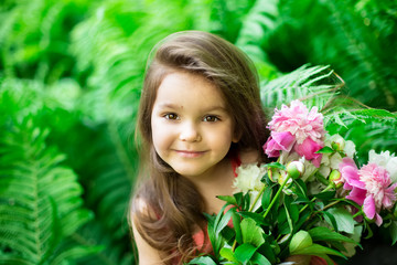 Naklejka premium Cute child posing in the park