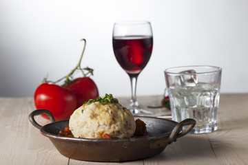 ungarisches Gulasch in einem Topf