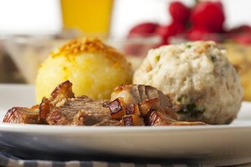 Bayerische Schweinsbraten mit Knödel