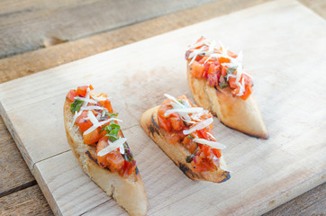 Crostini with onion, tomato and basil