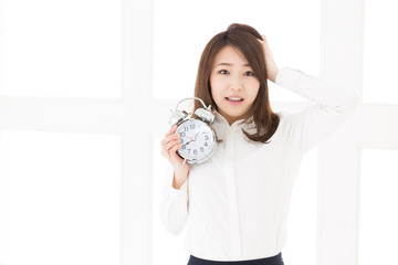 時計を見る女性