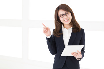 タブレットを見る女性　ビジネス