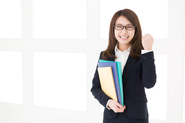 ファイルを持つ女性　ビジネス