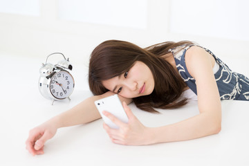 スマホを見る女性