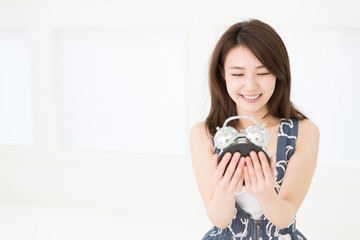 時計を見る女性 