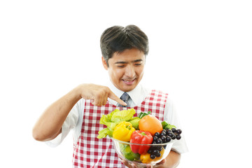 料理を楽しむビジネスマン