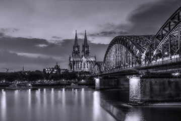 Obraz premium Cologne Cathedral and bridge at night