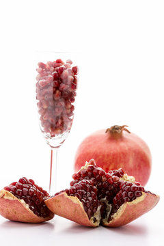 Granatapfelkerne und ganzer Paradiesapfel