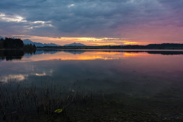 Abenddämmerung am Forggensee im Ostallgäu