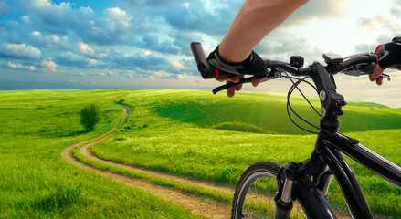 Man met fiets rijden landweg