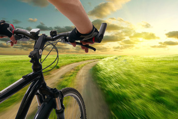 Man met fiets rijden landweg