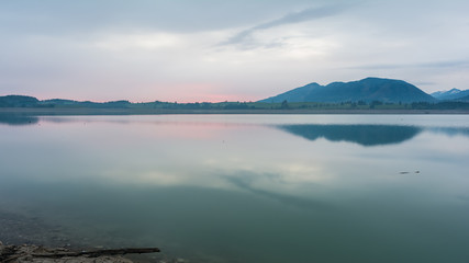 Fototapeta premium Morgendämmerung am Forggensee im Ostallgäu