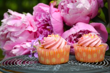 Cupcakes mit Pfingstrosen
