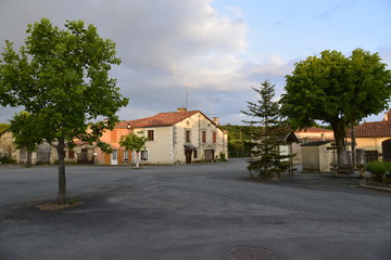 Place du village de Champagne en fin de journée