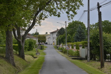 Le bourg de Champagne au bout de la route © Photocolorsteph