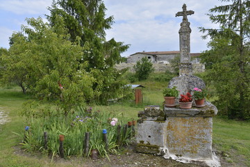 Vieille tombe datant de 1787 au bourg de Fontaine