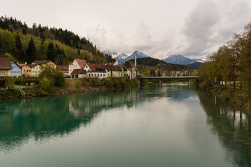 Naklejka premium Alpen und Fluss Lech in Füssen im Ostallgäu