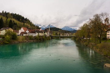 Naklejka premium Alpen und Fluss Lech in Füssen im Ostallgäu
