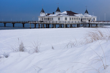 Die Seebrücke in Ahlbeck auf der Insel Usedom im Winter. - obrazy, fototapety, plakaty