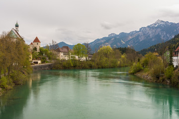 Fototapeta premium Alpen und Fluss Lech in Füssen im Ostallgäu