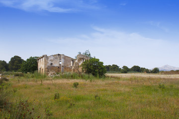 Fototapeta na wymiar Derelict old farmhouse in countryside