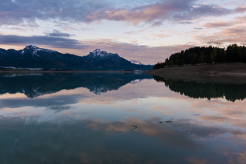 Morgendämmerung am Forggensee im Ostallgäu