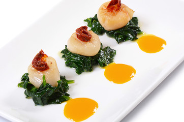 sea scallops with spinach and tomatoes