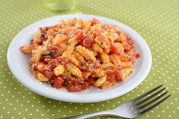 Capunti with cheese and tomato