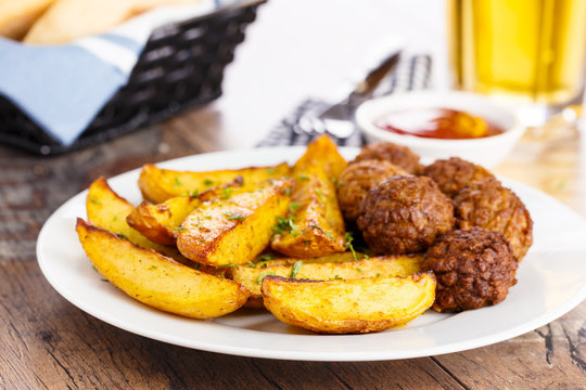 Potato wedges and Meatballs - Wedges und Hackfleischb&auml;llchen