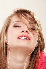 Naklejka premium Girl with white headphones listening to music