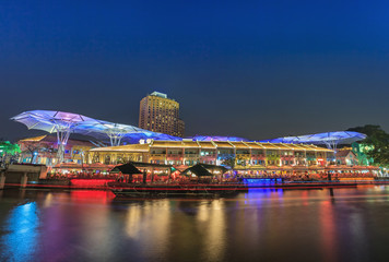 Naklejka premium Clark Quay of Singapore at night
