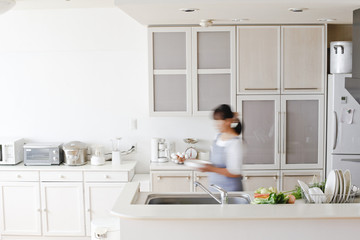 キッチンと女性 © kazoka303030