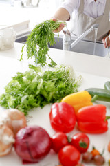 キッチンの野菜と主婦