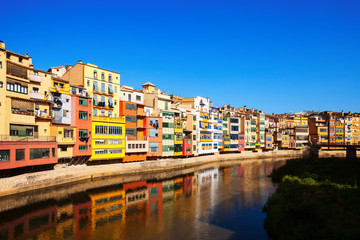 Fototapeta na wymiar View of river Onyar and houses in Girona