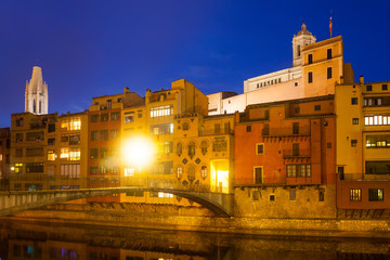 Fototapeta na wymiar evening view of river Onyar and houses in Girona