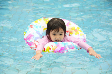 プールで遊ぶ笑顔の女の子