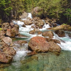 piccola cascata di un torrente in Val di Mello, alpi italiane