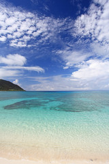 美しい沖縄のビーチと夏空