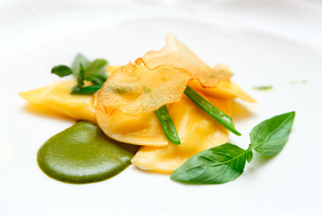 Ravioli with pesto sauce and potato chips