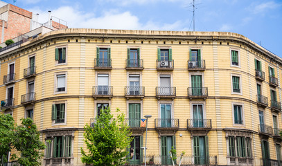 Fototapeta na wymiar Old Yellow Hotel in Barcelona