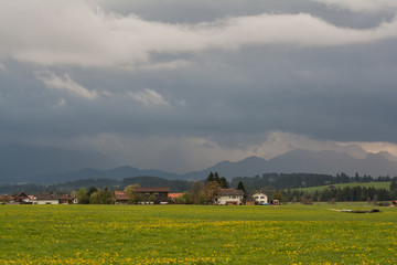 Obraz premium Regenwolken über den Alpen im Ostallgäu