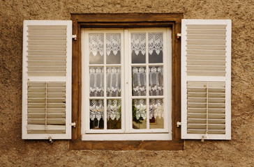 Fenster mit Klappladen in Lothringen