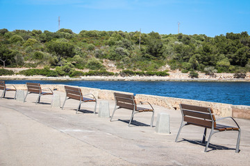 Fototapeta na wymiar Sitzbänke an der Meeresküste
