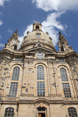 Fototapeta na wymiar die Frauenkirche aus der Froschperspektive
